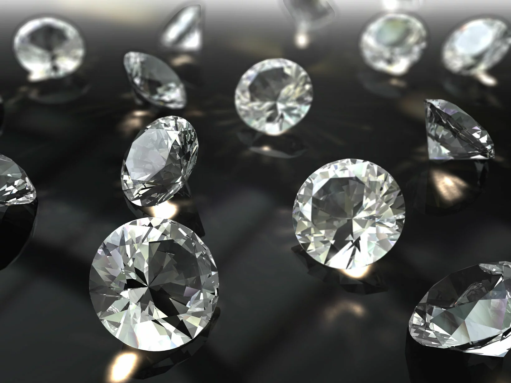 Diamanten liegen auf einem dunklen Boden